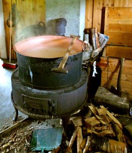 Koking av ost på Spellmovollen i Såttåhaugen.