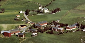 Osgarden og Os kirke, flyfoto 1982.