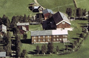 Øvergård, i dagligtale Øver, flyfoto fra 1982.