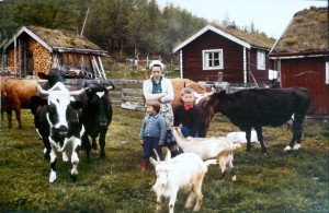 Emma Øvergård med barna Vigdis og Jan Erik. Bjellekua Vennlig står foran til venstre. Foto: Ola Øvergård.