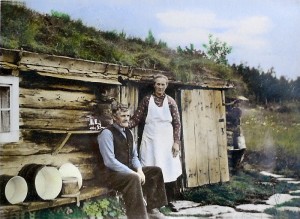 Elling og Gunnhild Øvergård utenfor det gamle seterhuset i Galådalen. De var begge født på 1870-tallet, og døde i 1967 da Jan Erik var 12 år.