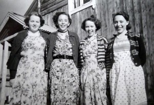 Magna (Midtdal) Strand, Marie Langøien, Sigrunn Midtdal, Emma (Midtdal) Øvergård. Fra Leif Grådals konfirmasjon, ca 1953.