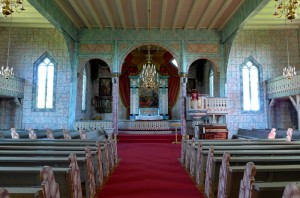 Os kirke, interiør med dekorasjonsmaling.