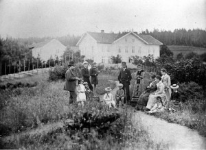 Sorenskriver Johan Christian Røder Scheel og deler av hans store familie som bodde på Skrivergården fra 1877 til 1898. Signe Scheel står bak sin mor Christiane Marie Mathilde Bay Scheel til venstre. FOTO: MJØSMUSEET