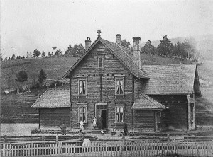 Alvdal stasjonsbygning, 1888-90. Fotograf ukjent. (Kilde: Bibits.no)