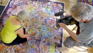 Annikki maler mens Steinar Bendiksvoll filmer.