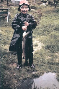 Jan Erik Øvergård med storfisk tatt av Ola Øvergård i Sætersjøosen.