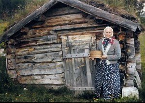 Gunhild Øvergård, Jan Eriks oldemor, foran det gamle seterhuset i Galådalen.