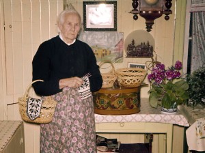 Gunhild Øvergård med tegerarbeider og strikking.