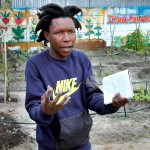 Lite ligner han på en gartner, men han brenner for å lære beboerne i sin township å dyrke økologisk.
